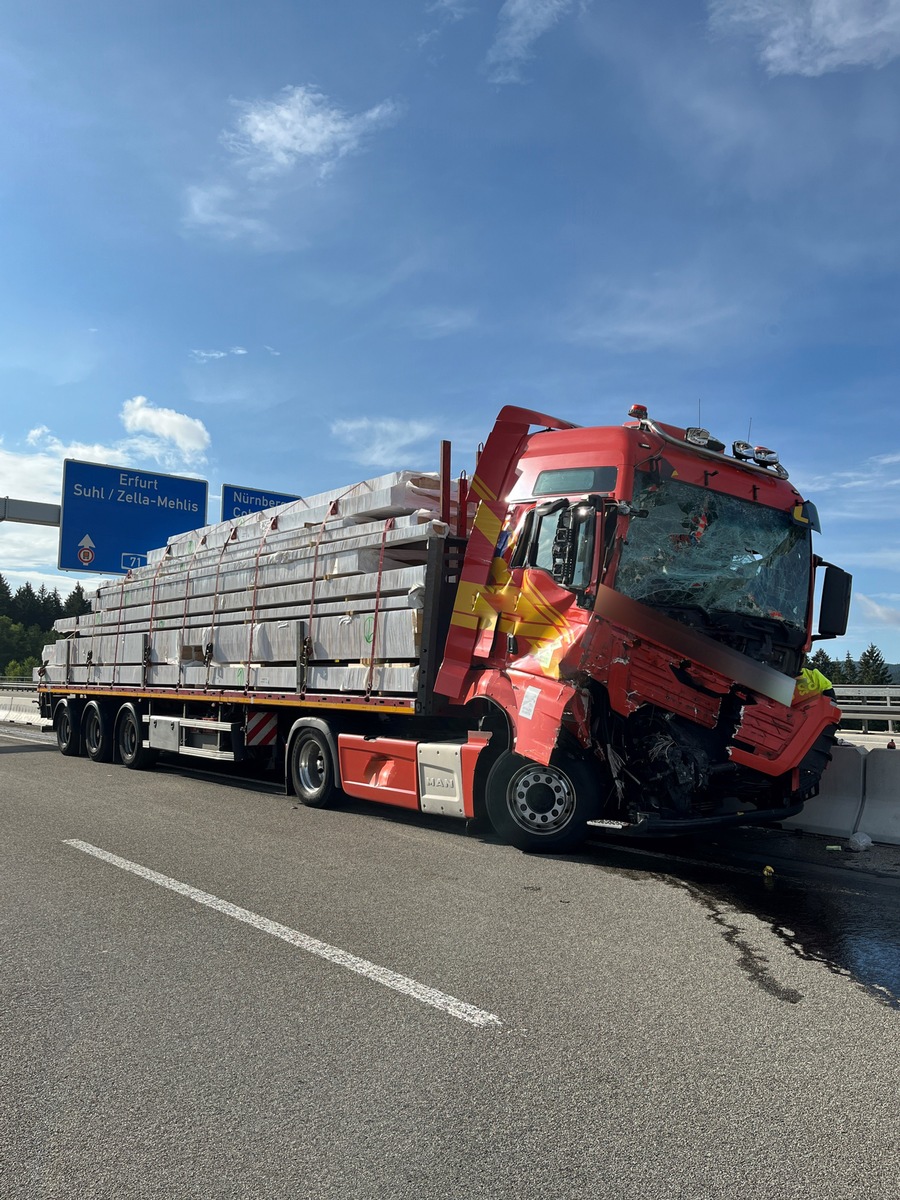 API-TH: Sattelzug fährt ungebremst auf Schilderwagen auf