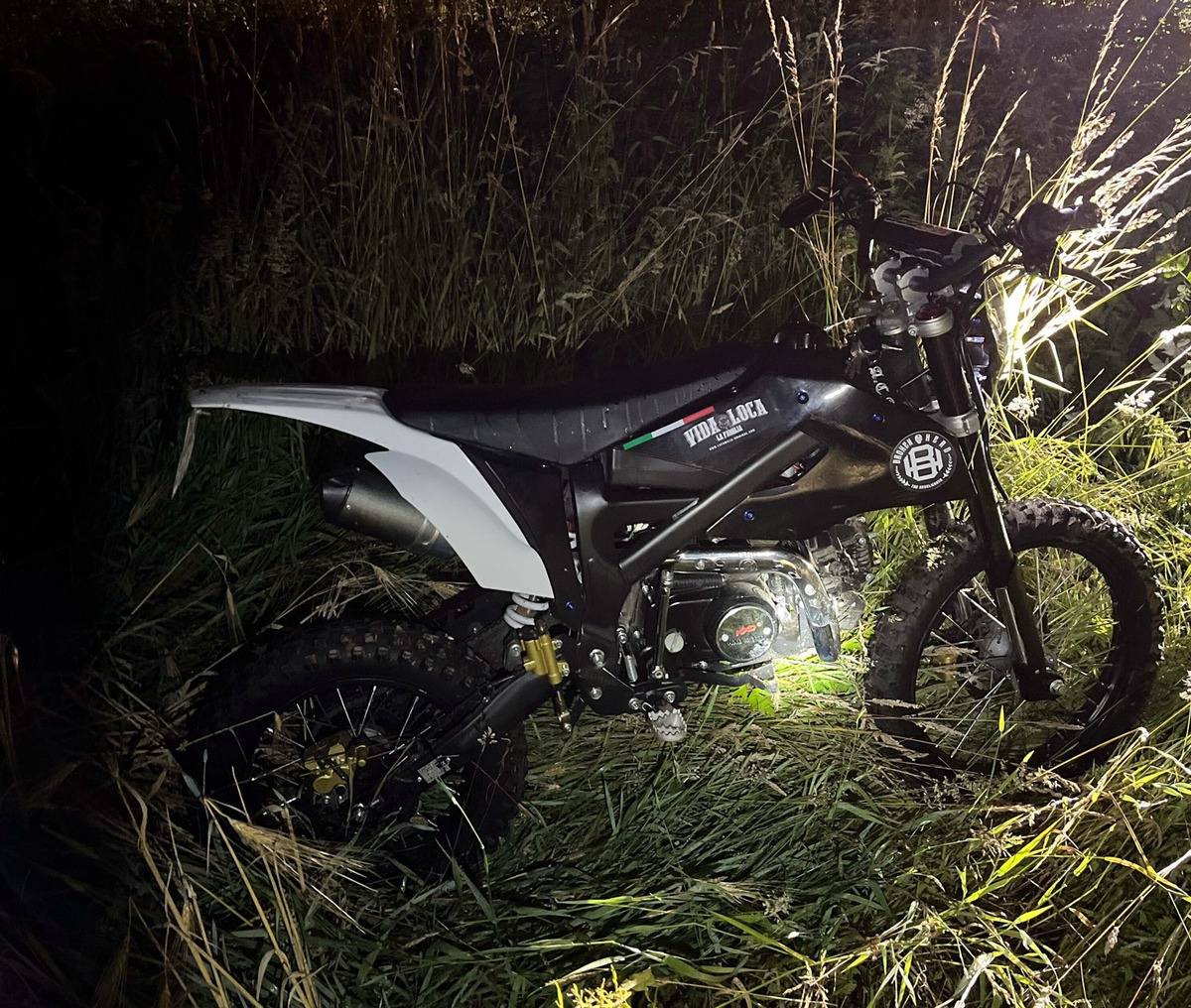 POL-HF: Fahren ohne Fahrerlaubnis- Pocket-Bike schleudert ins Feld