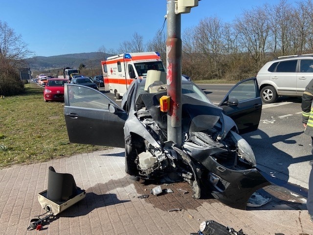 POL-PDNW: Erstmeldung Verkehrsunfall mit schwerstverletzten Personen