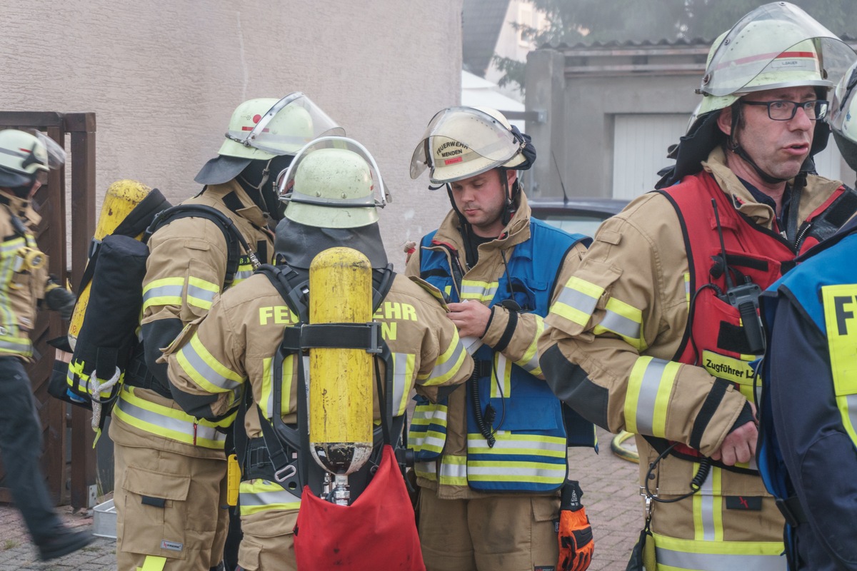 FW Menden: Kellerbrand in einem Wohnhaus