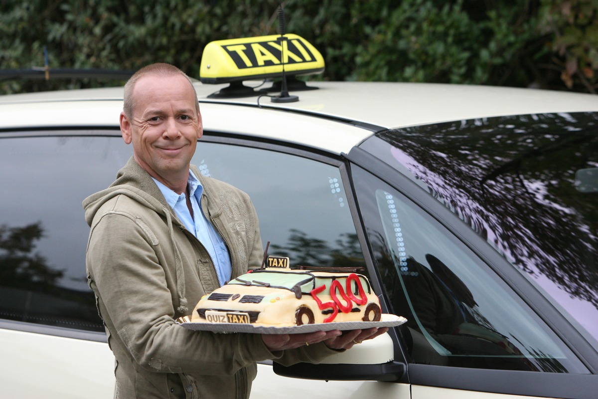 Thomas Hackenberg wird verladen: auf die Rückbank seines eigenen &quot;Quiz Taxis&quot; - zur 500. Sendung &quot;Quiz Taxi&quot; am 8. November 2007 bei kabel eins