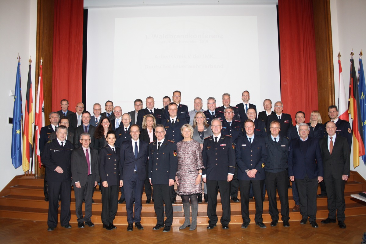 Bund, Länder und Feuerwehren reagieren auf Waldbrände / 1. Waldbrandkonferenz von DFV und AK V der Innenministerkonferenz identifiziert wichtige Themenfelder