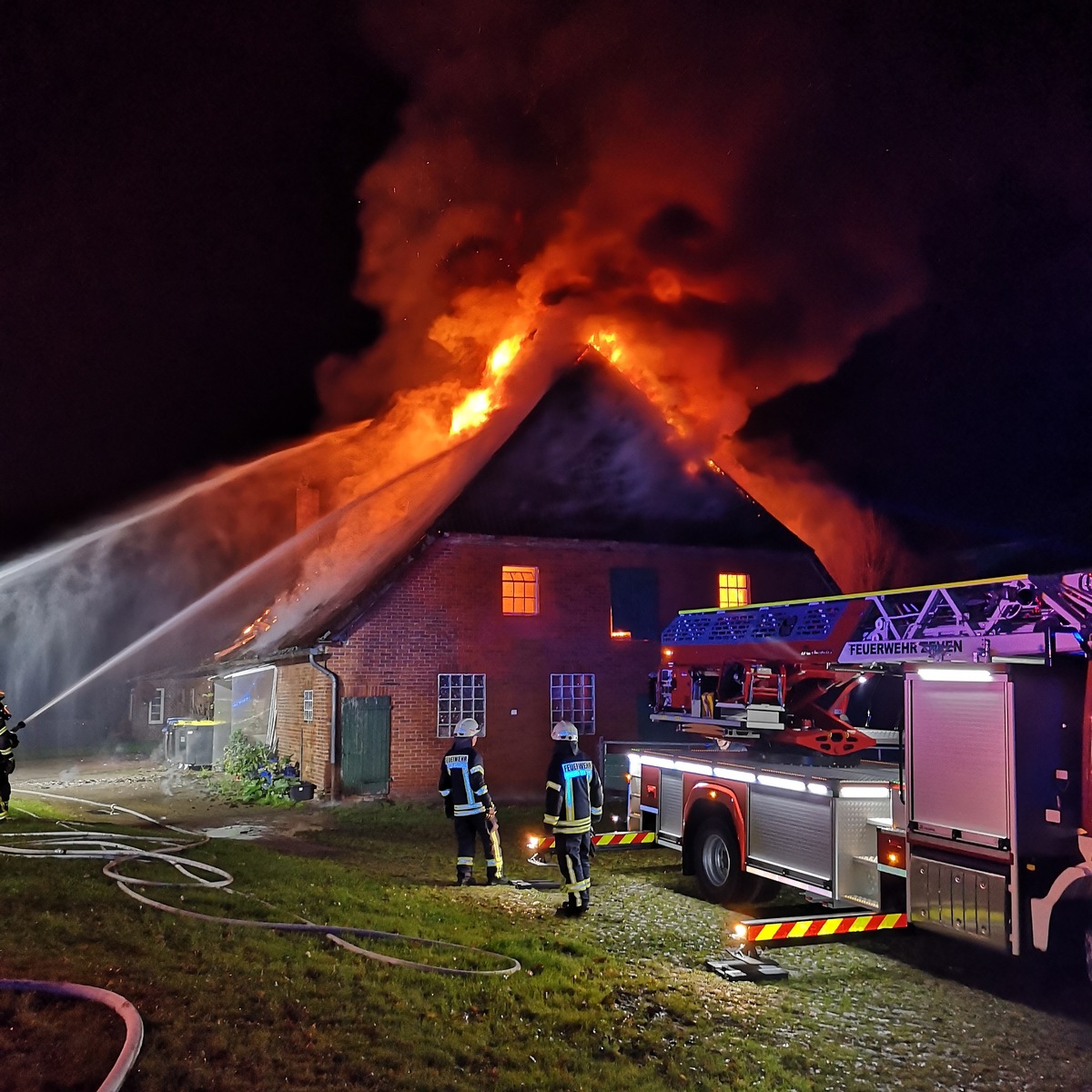 FW-ROW: Großbrand zerstört Bauernhaus in Granstedt