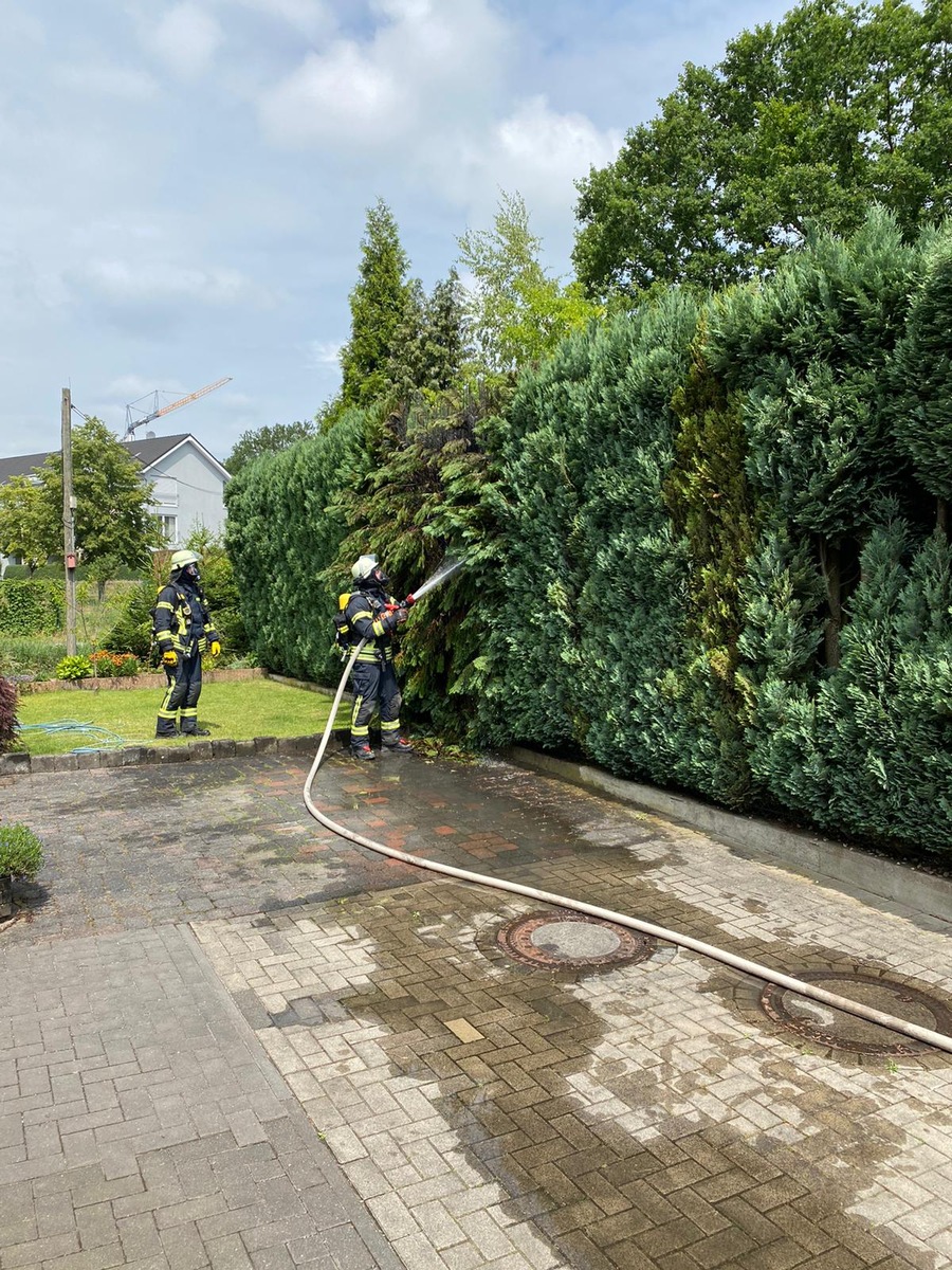 FW-Schermbeck: Heckenbrand auf der Maassenstraße