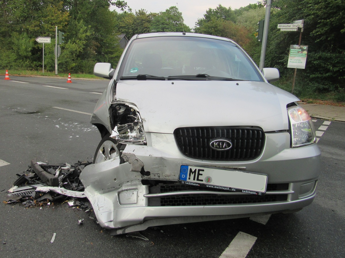 POL-ME: Schwerer Verkehrsunfall auf regennasser Straße - Heiligenhaus - 1908145