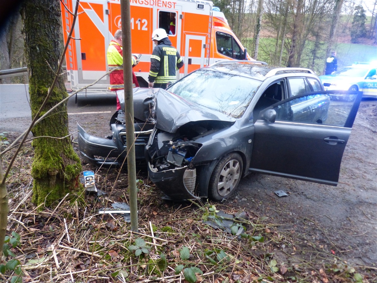 POL-GM: 190220-:0133: FRONTAL GEGEN EINEN BAUM GEPRALLT - FAHRER LEICHT VERLETZT