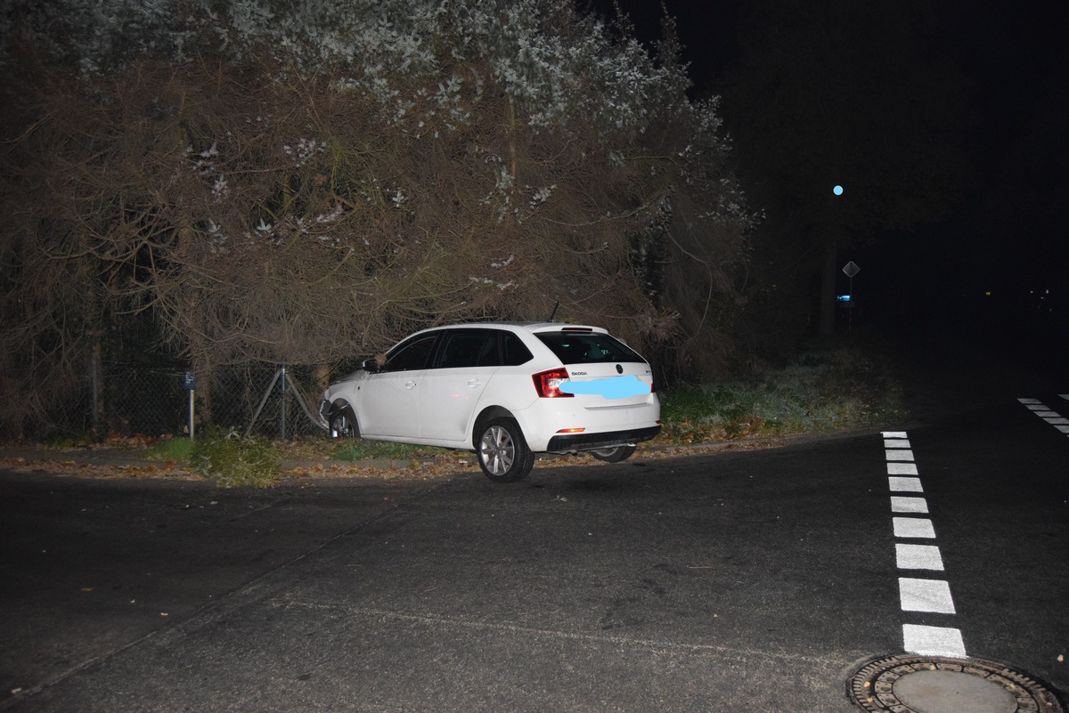 POL-NI: Verkehrsunfallflucht in Stolzenau, Pkw stark beschädigt