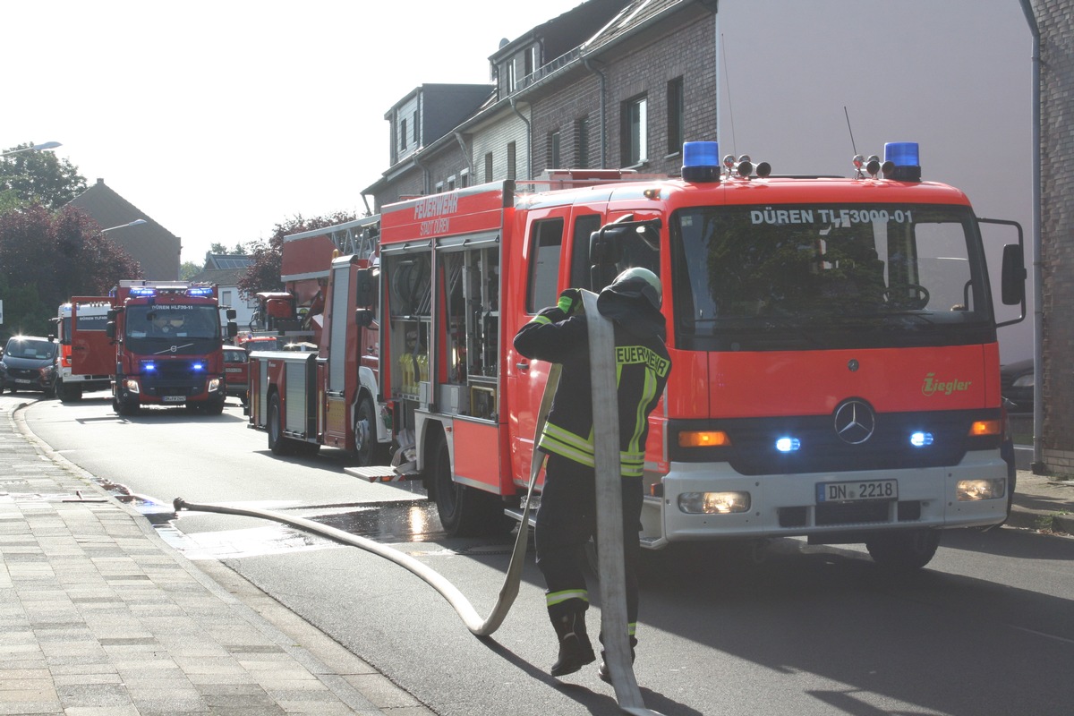 FW Düren: Vermeintlicher Dachstuhlbrand