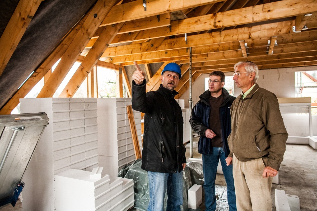 Fünf Gefahren beim Hausbau und wie sich Verbraucher davor schützen