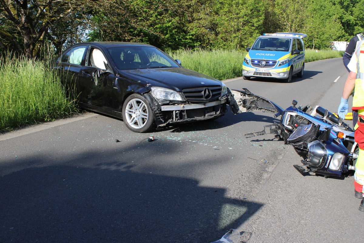 POL-RBK: Burscheid - Pkw macht sich selbstständig und rollt auf Fahrbahn - Motorradfahrer schwer verletzt