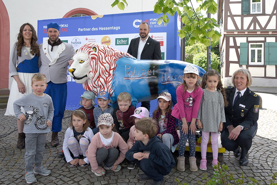 POL-DA: Pfungstadt: Enthüllung des Hessentagslöwens läutet zum Schlussspurt ein / Gelungener Auftakt am 4. Mai vor dem historischen Rathaus in Pfungstadt