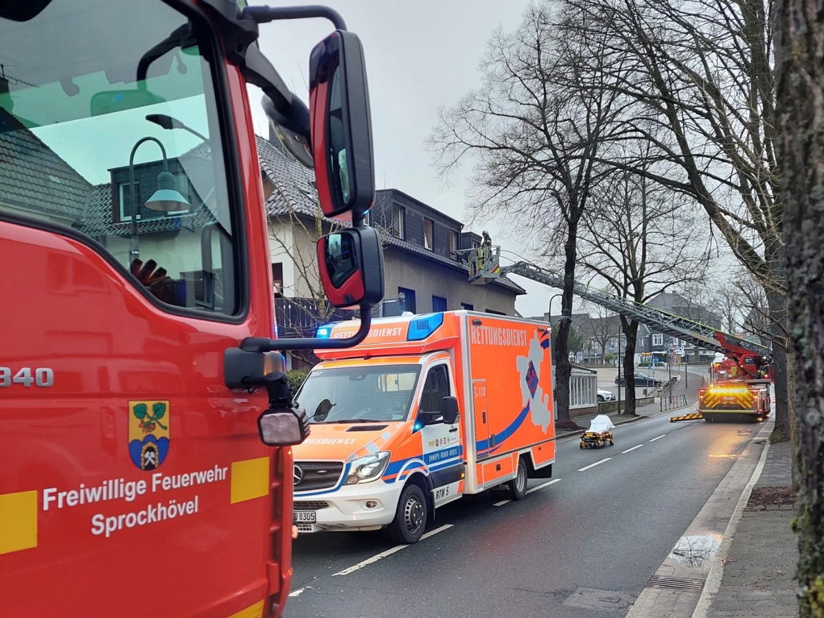 FW-EN: Patientenrettung über Drehleiter, Kaminbrand und Pkw-Brand - Drei Einsätze für die Feuerwehr