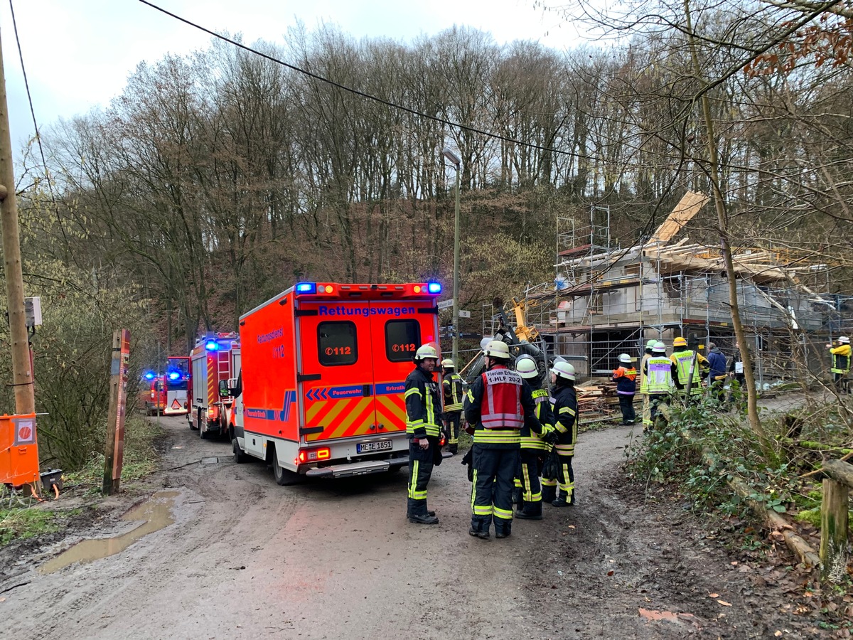 FW-Erkrath: Baukran stürzt auf Neubau - Vier verletzte Bauarbeiter