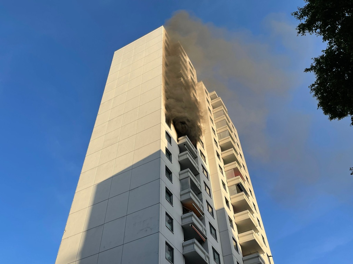 FW Stuttgart: Vier Verletzte durch Brand in einem Hochhaus