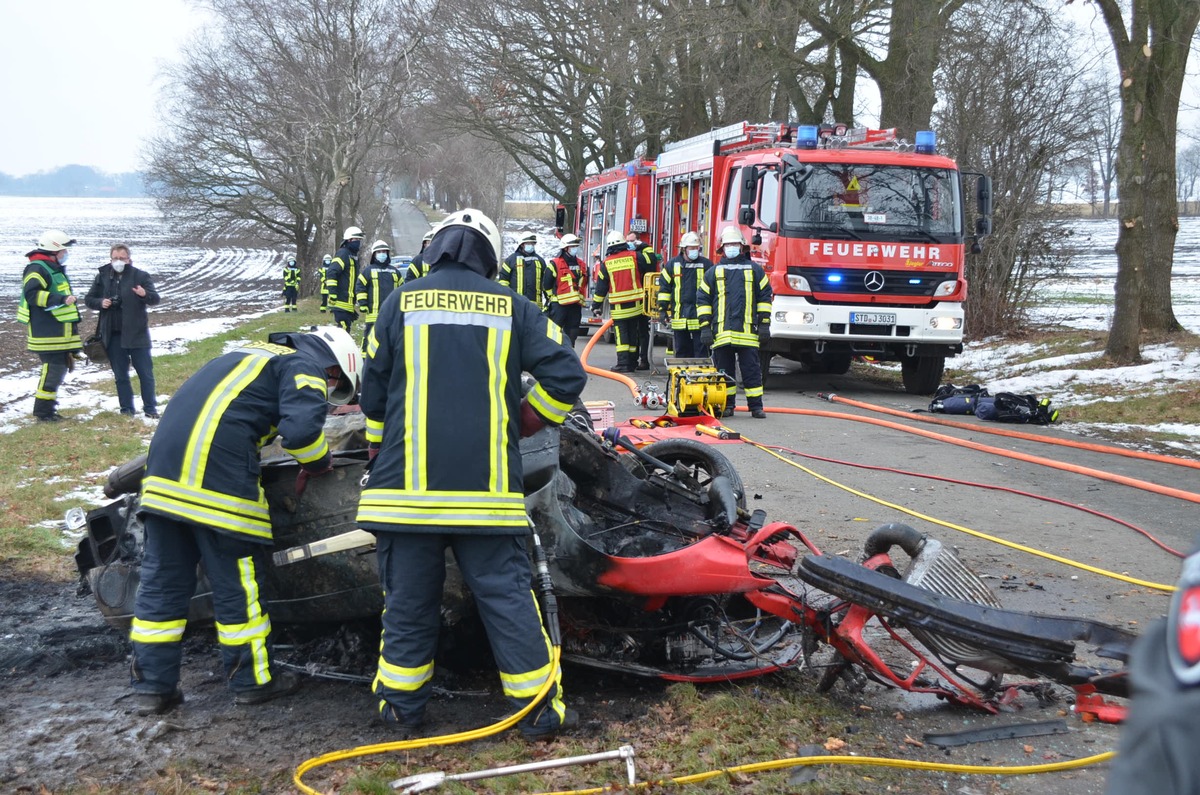 POL-STD: 26-jähriger Autofahrer bei Verkehrsunfall tödlich verletzt