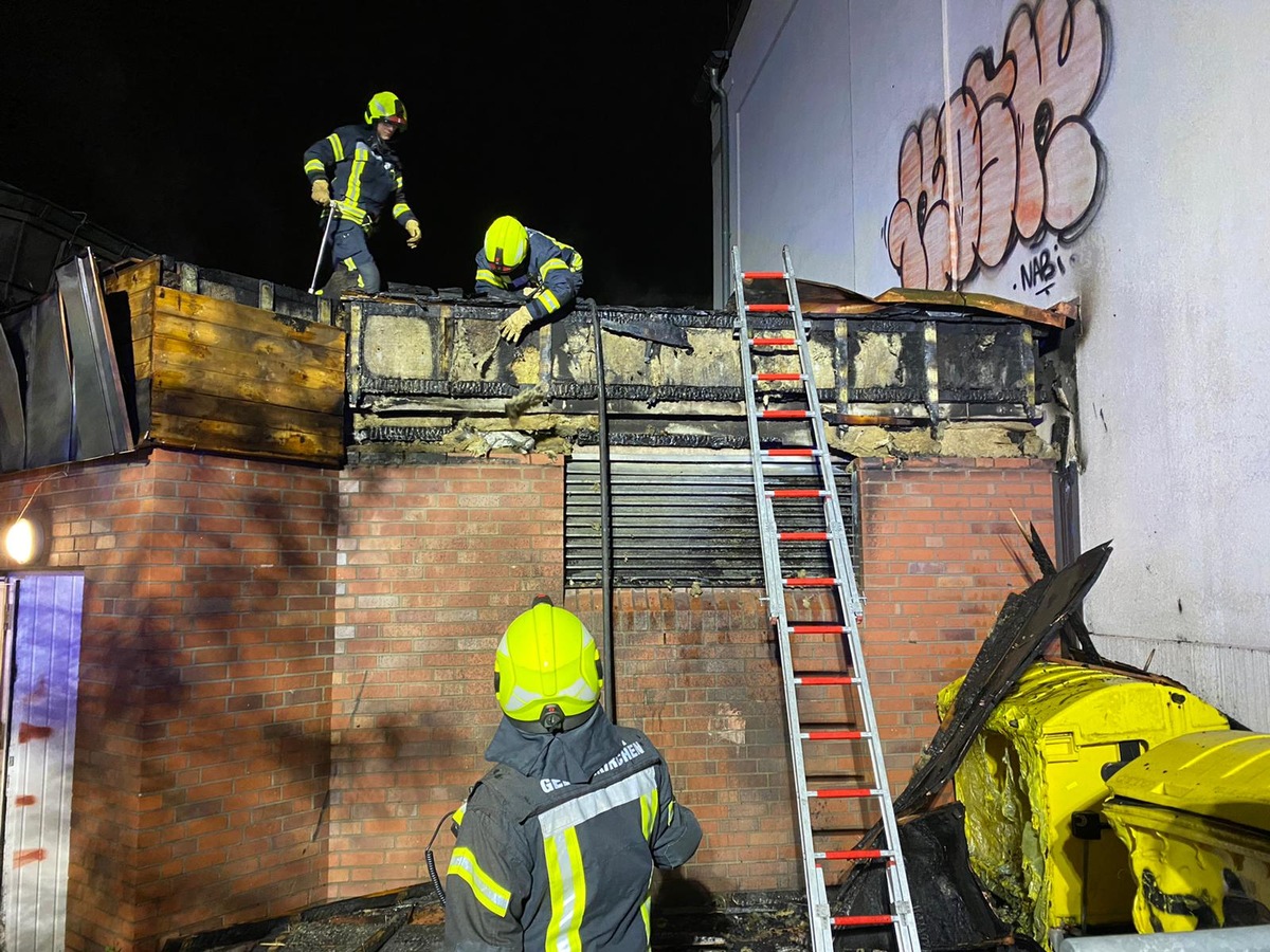 FW-GE: Brennende Müllbehälter halten die Feuerwehr Gelsenkirchen in Atem / Flammen greifen auf angrenzendes Gebäude der Gesamtschule Buer-Mitte über