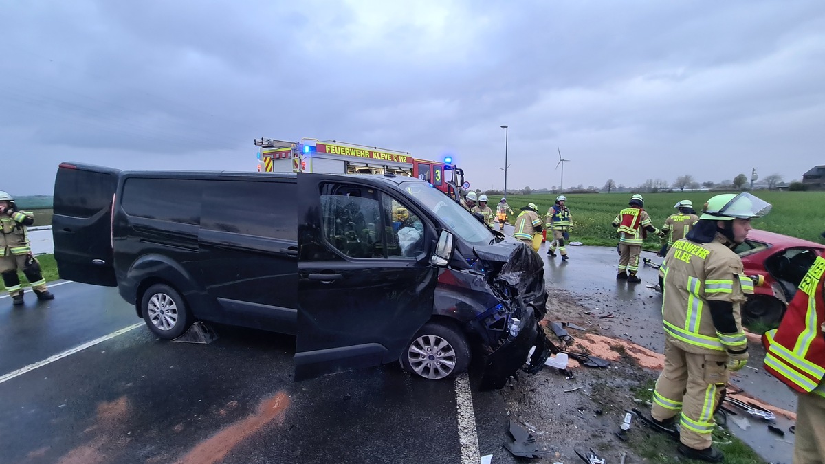 FW-KLE: Verkehrsunfall mit eingeklemmter Person am Tweestrom