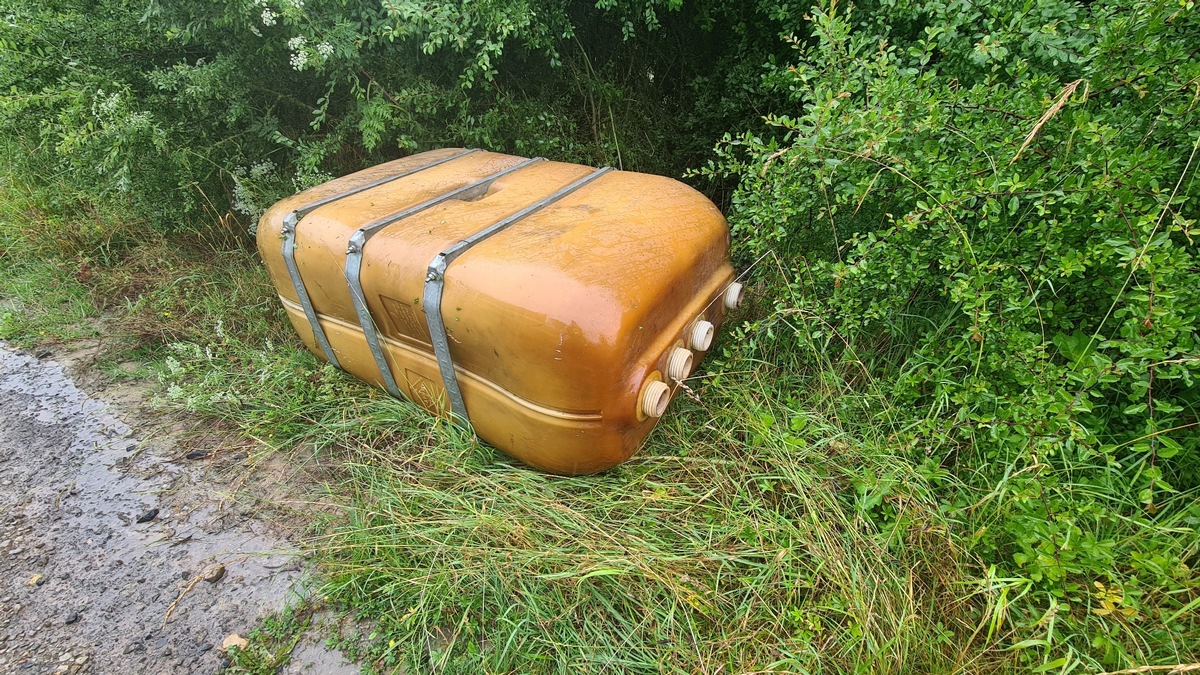 POL-NOM: Öltank in der Landschaft entsorgt