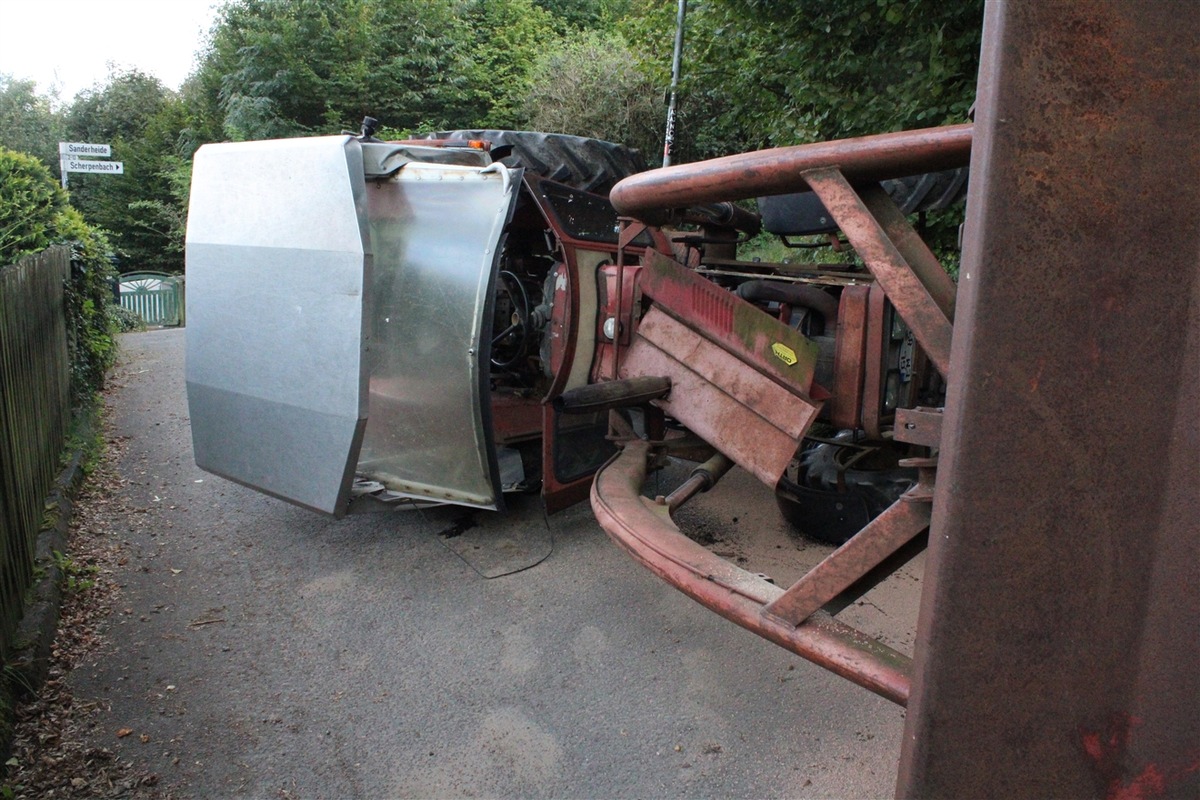 POL-RBK: Bergisch Gladbach - Traktor im Kurvenbereich auf die Seite gekippt - Fahrer schwerverletzt