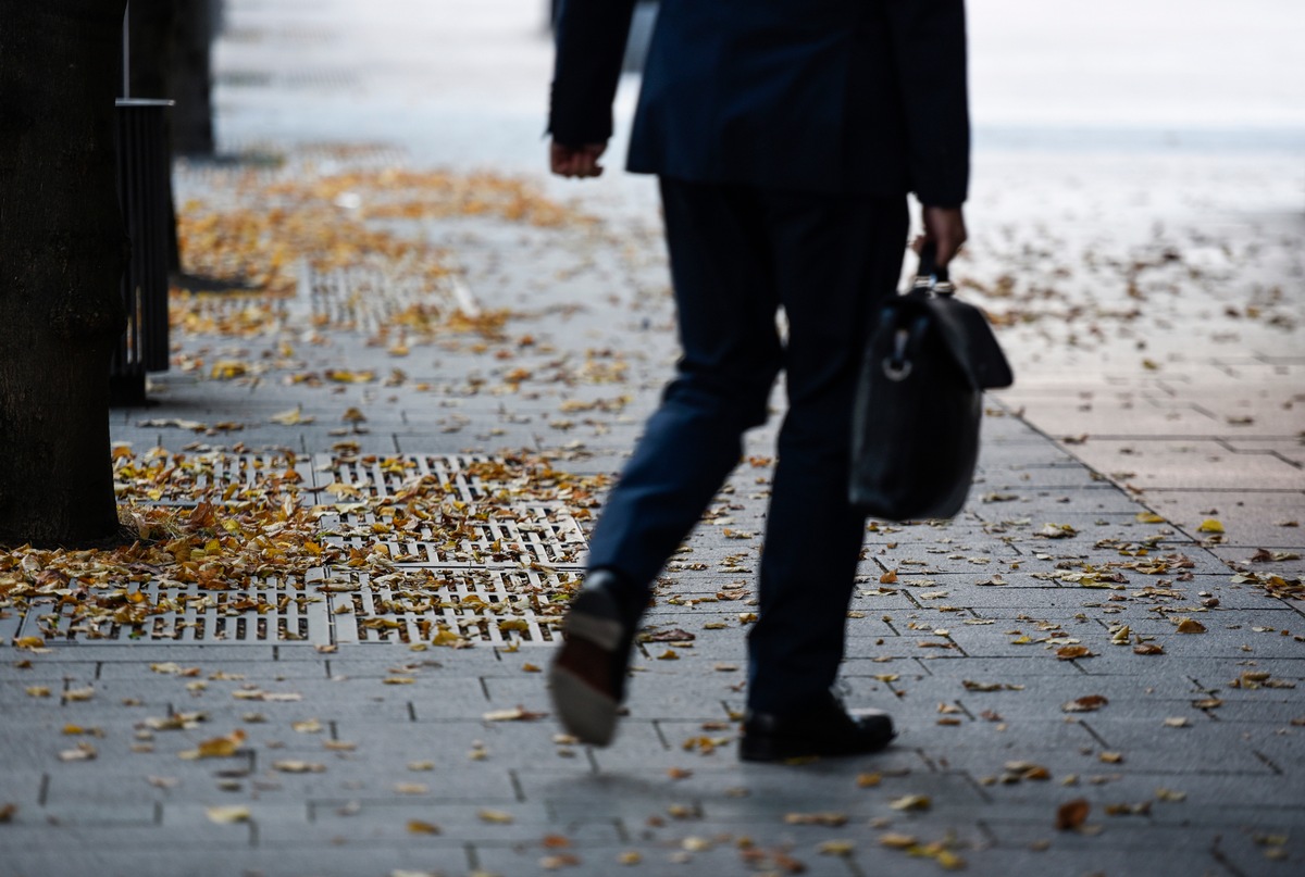 Wenn die Blätter fallen / Herbstlaub kann Straßen in rutschige Flächen verwandeln