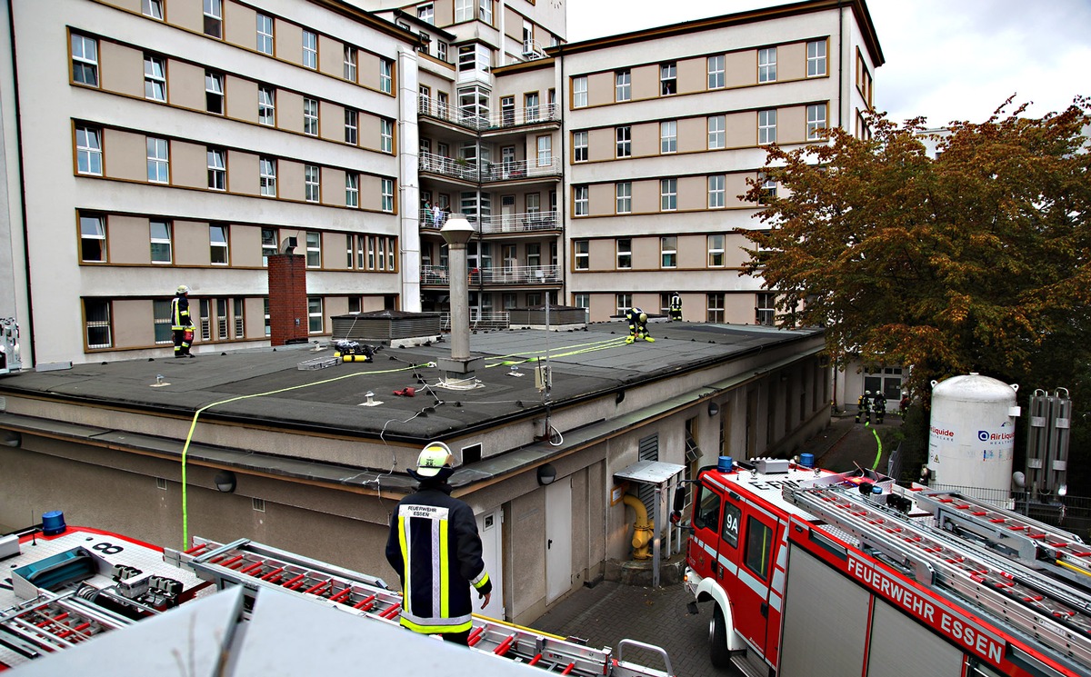 FW-E: Feuer auf dem Flachdach eines Nebengebäudes der Huyssens-Stiftung - Niemand verletzt