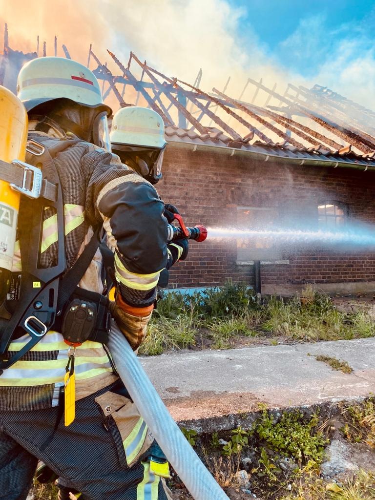 FW Bocholt: Leerstehender Bauernhof in Lowick stand in Vollbrand