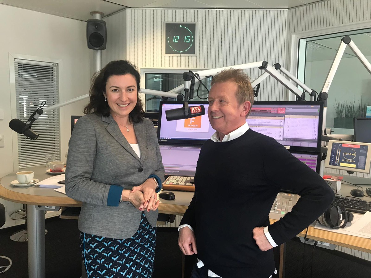 Digital-Staatsministerin Dorothee Bär im Podcast &quot;FRAGEN WIR DOCH!&quot;: &quot;Meine Kinder würden bezweifeln, dass ich Digital Native bin. Für die hatte ich mit drei TV-Programmen eine unglückliche Kindheit.&quot;