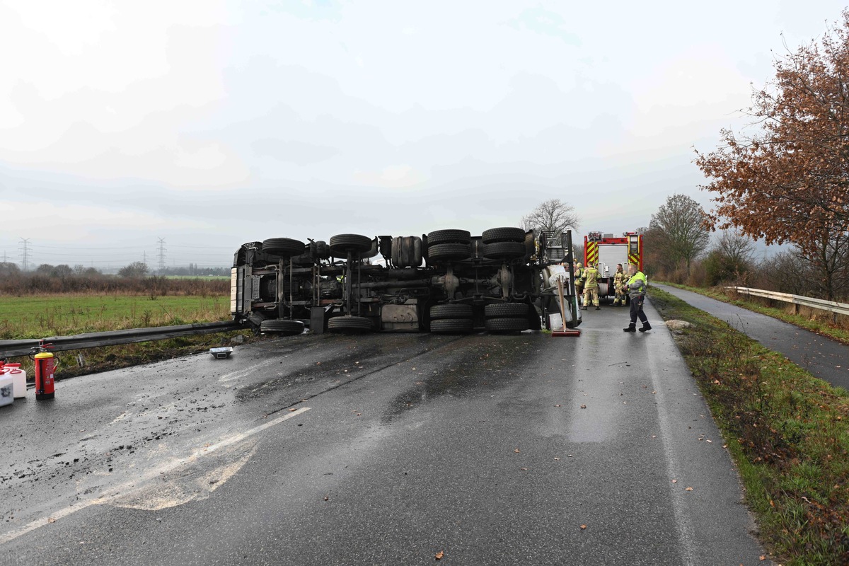 FW Pulheim: Betonmischer umgekippt