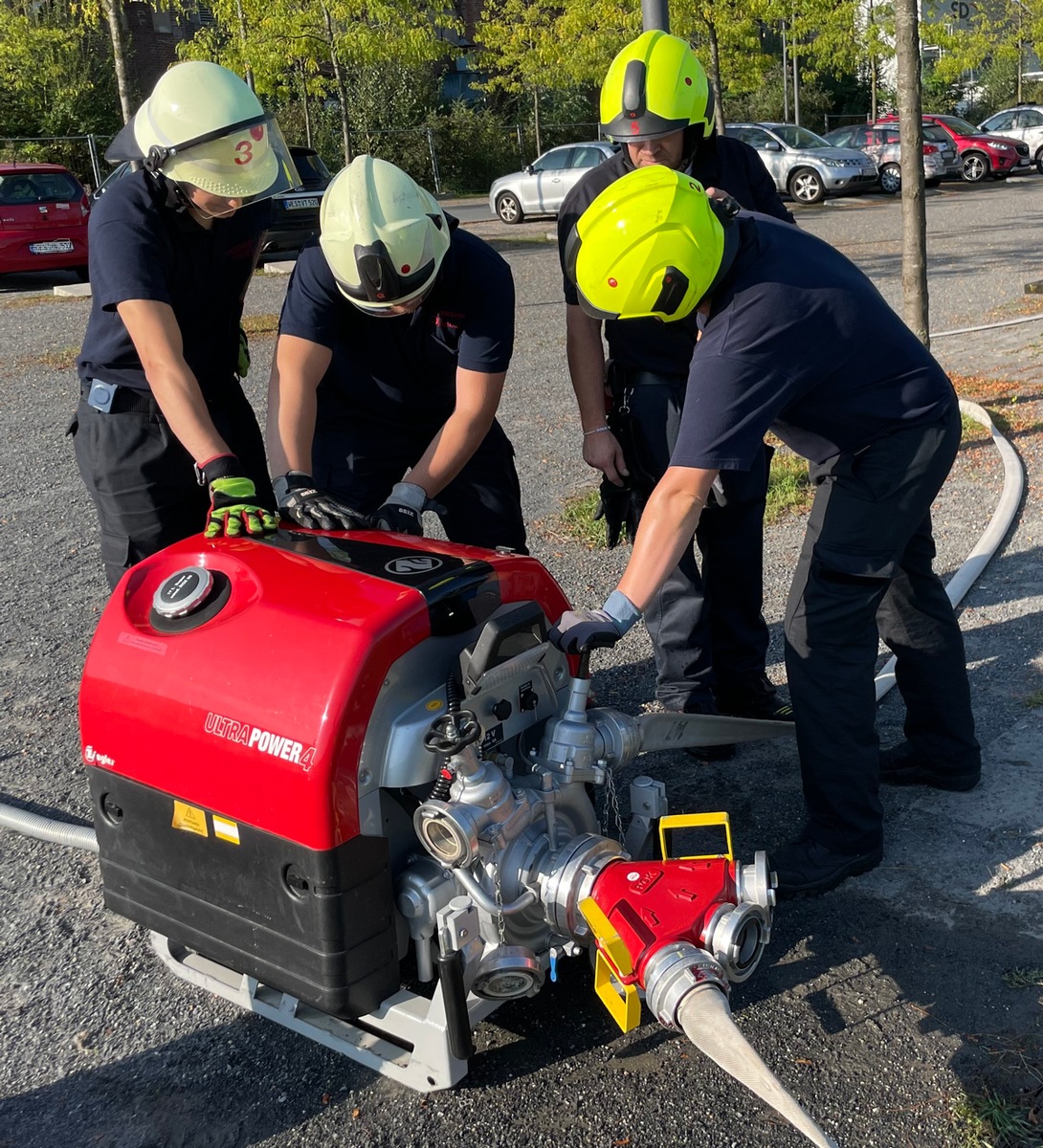 FW Dinslaken: Pumpen-Maschinistenlehrgang bei der Feuerwehr Dinslaken erfolgreich beendet.