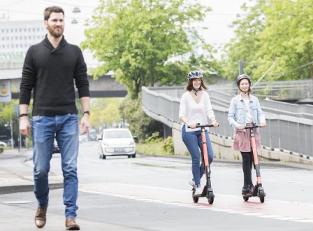 DEVK reduziert E-Scooter-Beiträge um bis zu 40 Prozent