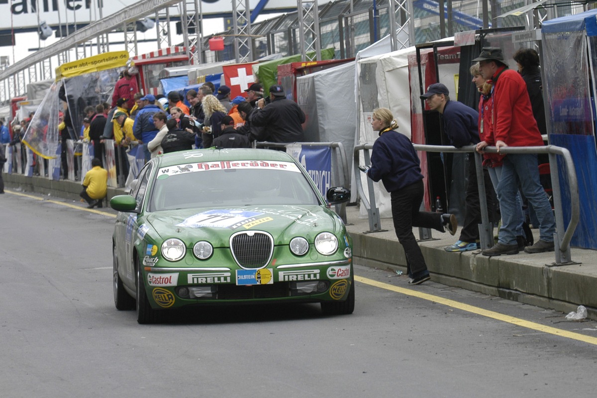 24-Stunden-Rennen erfolgreich absolviert / Jaguar S-TYPE Diesel besteht Feuertaufe auf dem Nürburgring