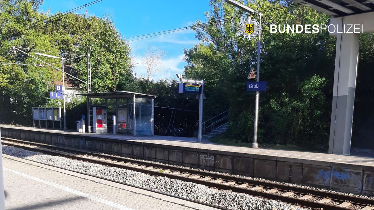 Bundespolizeidirektion München: Unbekannter lässt Flasche von Brücke fallen / 24-Jähriger erleidet Platzwunde