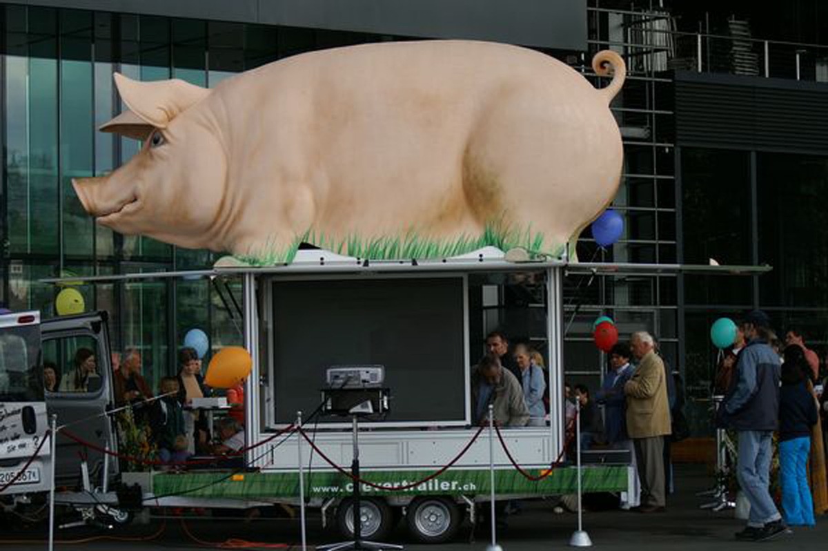 VIER PFOTEN für glückliche Schweine mit dem Grunzmobil auf Tour