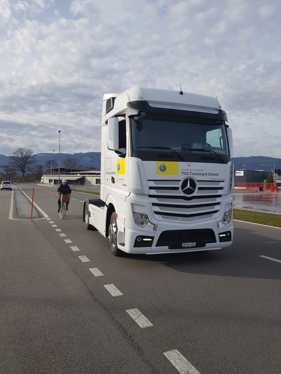 TCS Test zeigt: LKW- Abbiegeassistenten können Leben retten