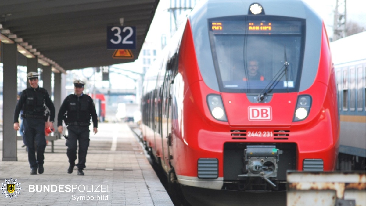 Bundespolizeidirektion München: Jugendgruppe in Zug belästigt / Betrunkener greift Minderjährige an