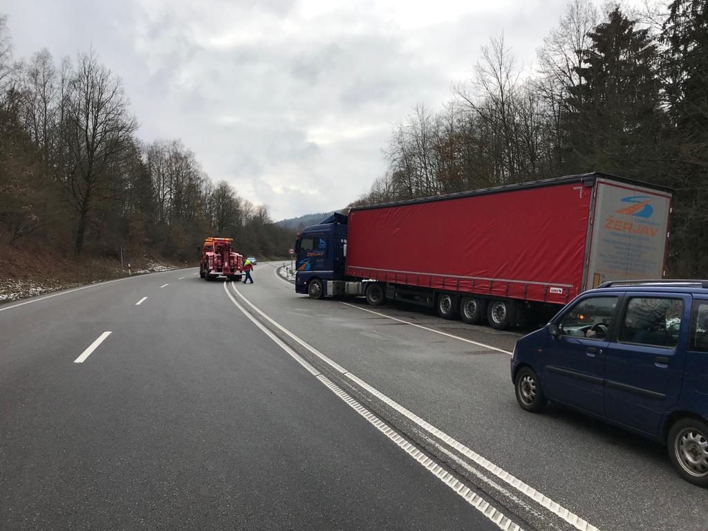 POL-PDPS: B 270 / Sattelzug rutscht in Straßengraben