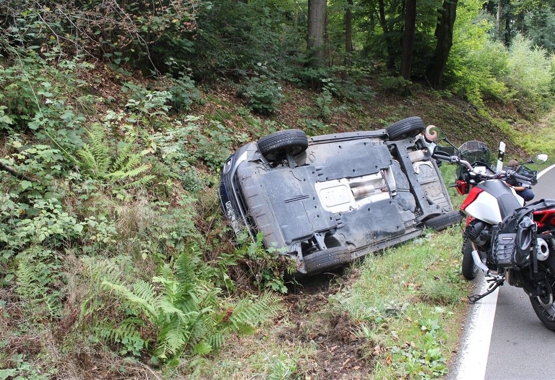 POL-RBK: Wermelskirchen - Zeuge mit schwarzem Pkw nach Verkehrsunfall in Kump gesucht