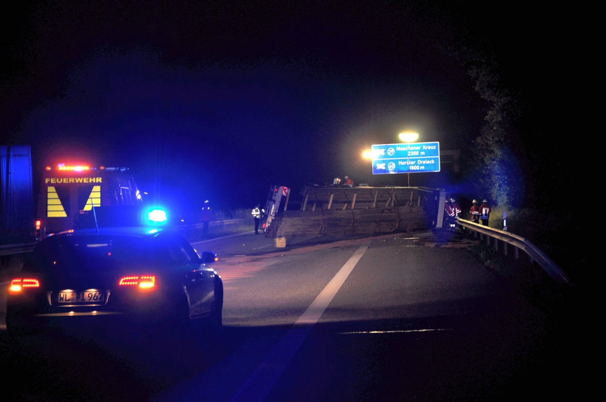 POL-WL: Hittfeld - Lkw mit 24 t Stahlträgern blockiert nach Verkehrsunfall A 1