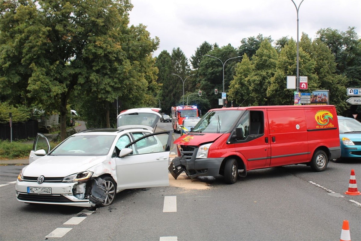 POL-RBK: Bergisch Gladbach - Abbieger übersieht Gegenverkehr: 1 Schwerverletzter und hoher Sachschaden