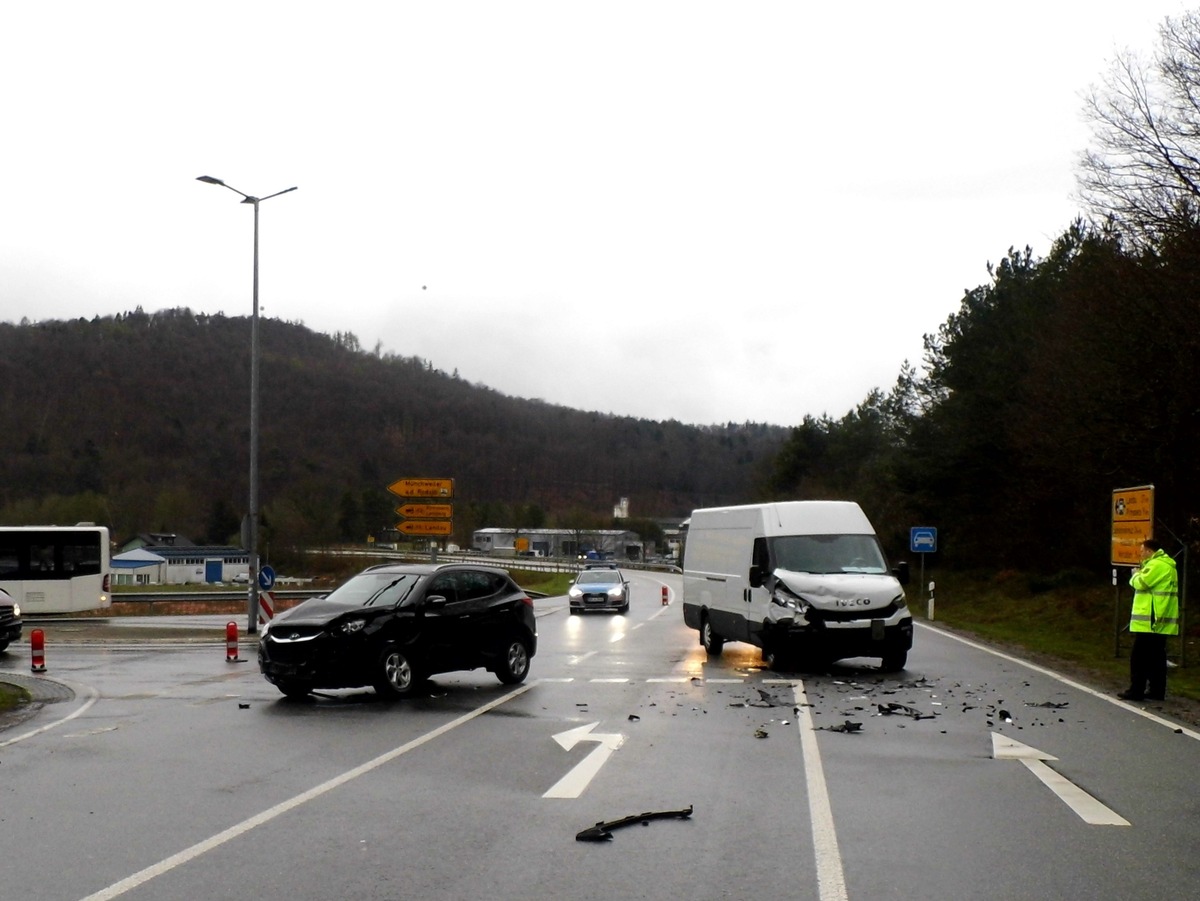 POL-PDPS: Verkehrsunfall mit Schwer-und leichtverletzter Person