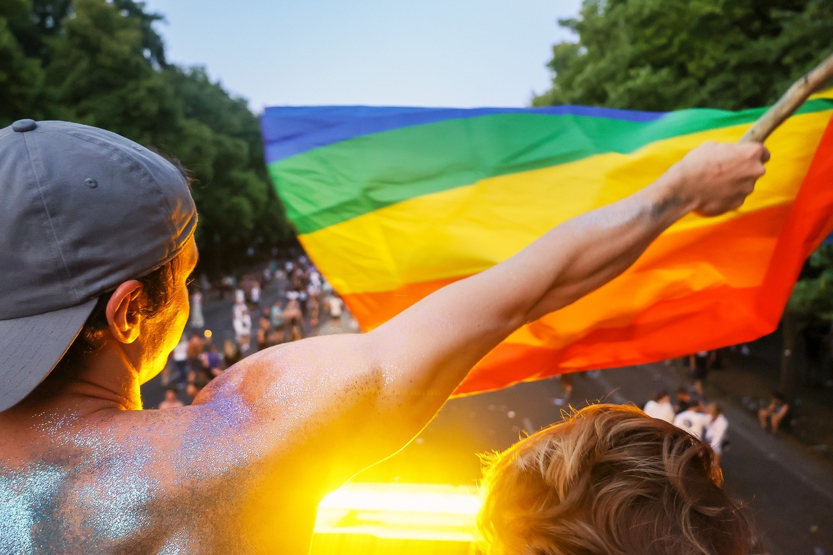 Die Helios Kliniken Berlin-Buch, Emil von Behring und Bad Saarow mit eigenem Truck auf dem CSD in Berlin