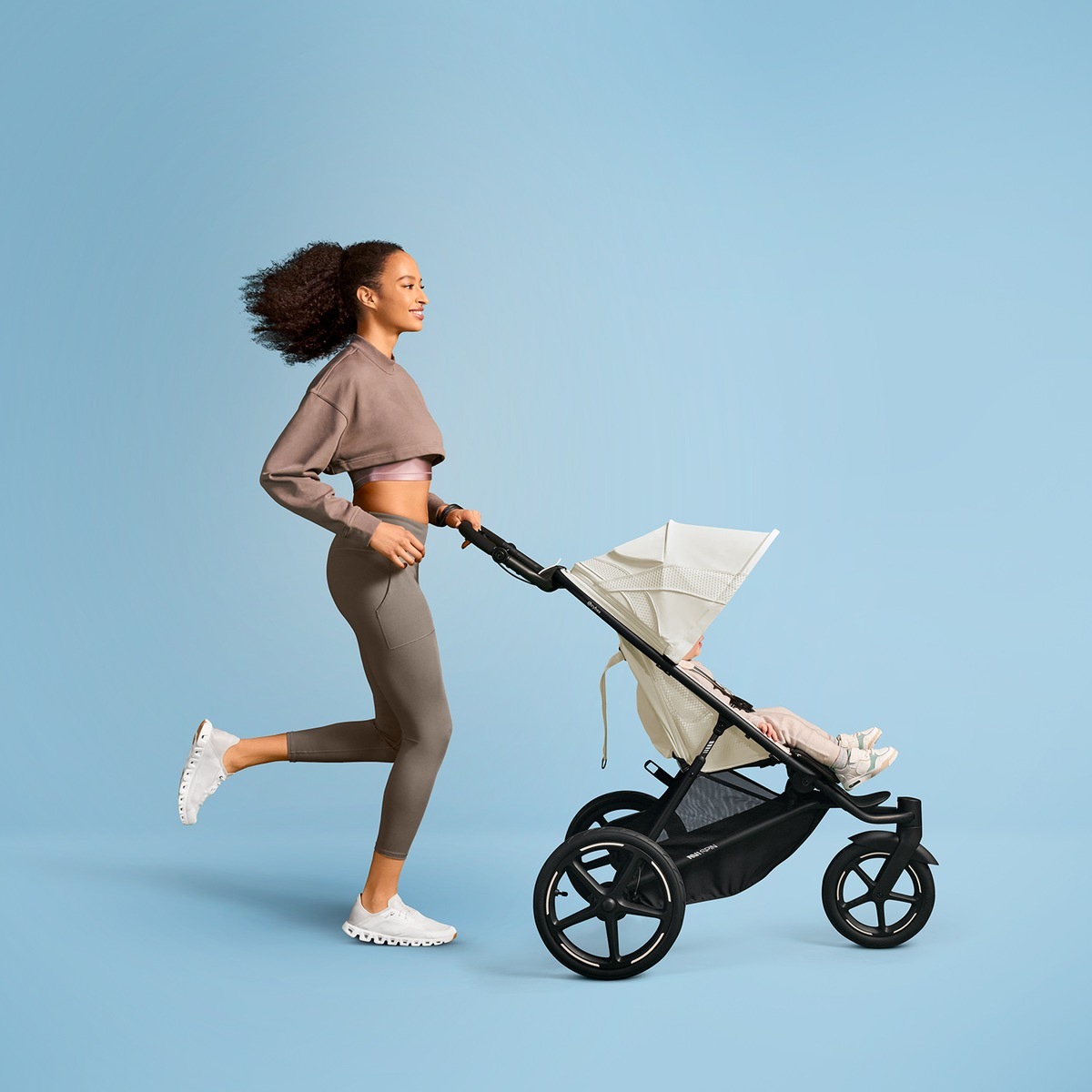 Über Stock und über Steine? CYBEX Avi Spin bringt Bewegung in den Familienalltag