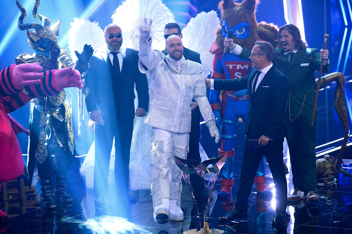 &quot;Hello&quot; Astronaut! Max Mutzke rätselt live im &quot;The Masked Singer&quot;-Finale mit und übergibt den Pokal