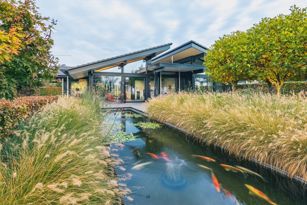 Ebenerdig, stufenlos und absolut modern: Bungalow in alter holländischer Landschaft / Huf Haus setzt Trends für ebenerdiges Wohnen: Luxus-Bungalows aus Holz und Glas