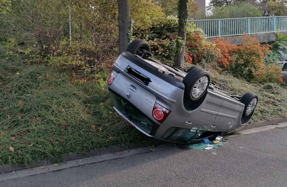 FW-MH: Fahrzeug überschlagen, eine verletzte Person