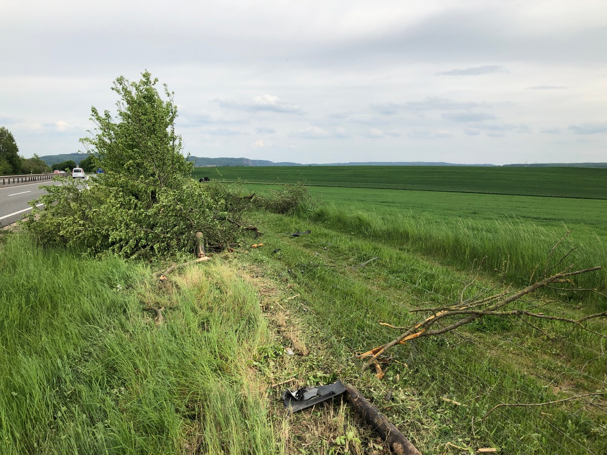 POL-PDKH: Unfall nach Sekundenschlaf - Fahrer leicht verletzt