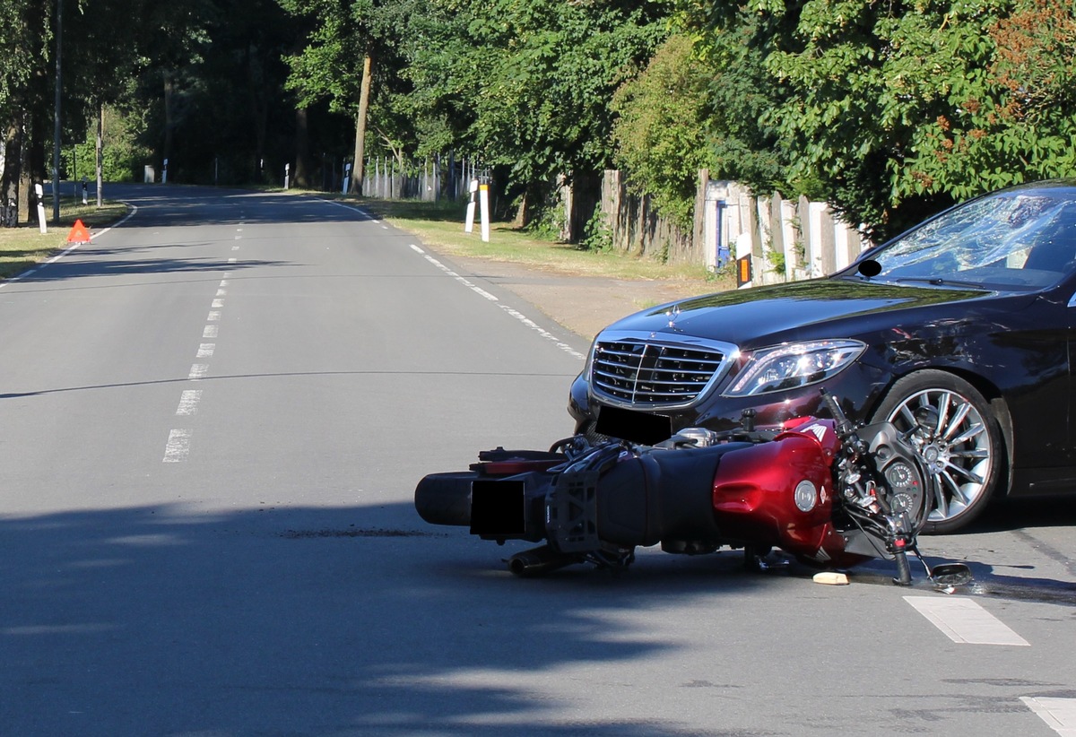 POL-MI: Zusammenstoß zwischen Biker und Pkw