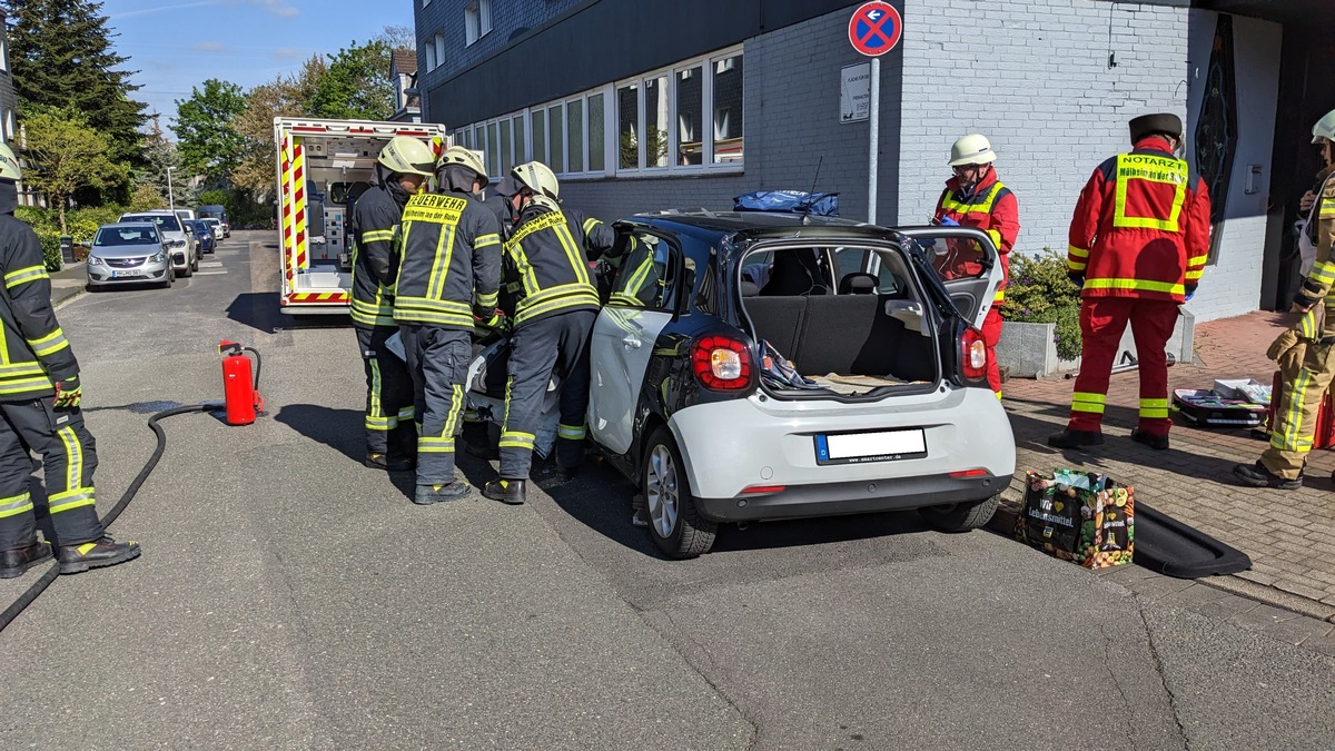 FW-MH: Verkehrsunfall mit Straßenbahn - Eine Person eingeklemmt