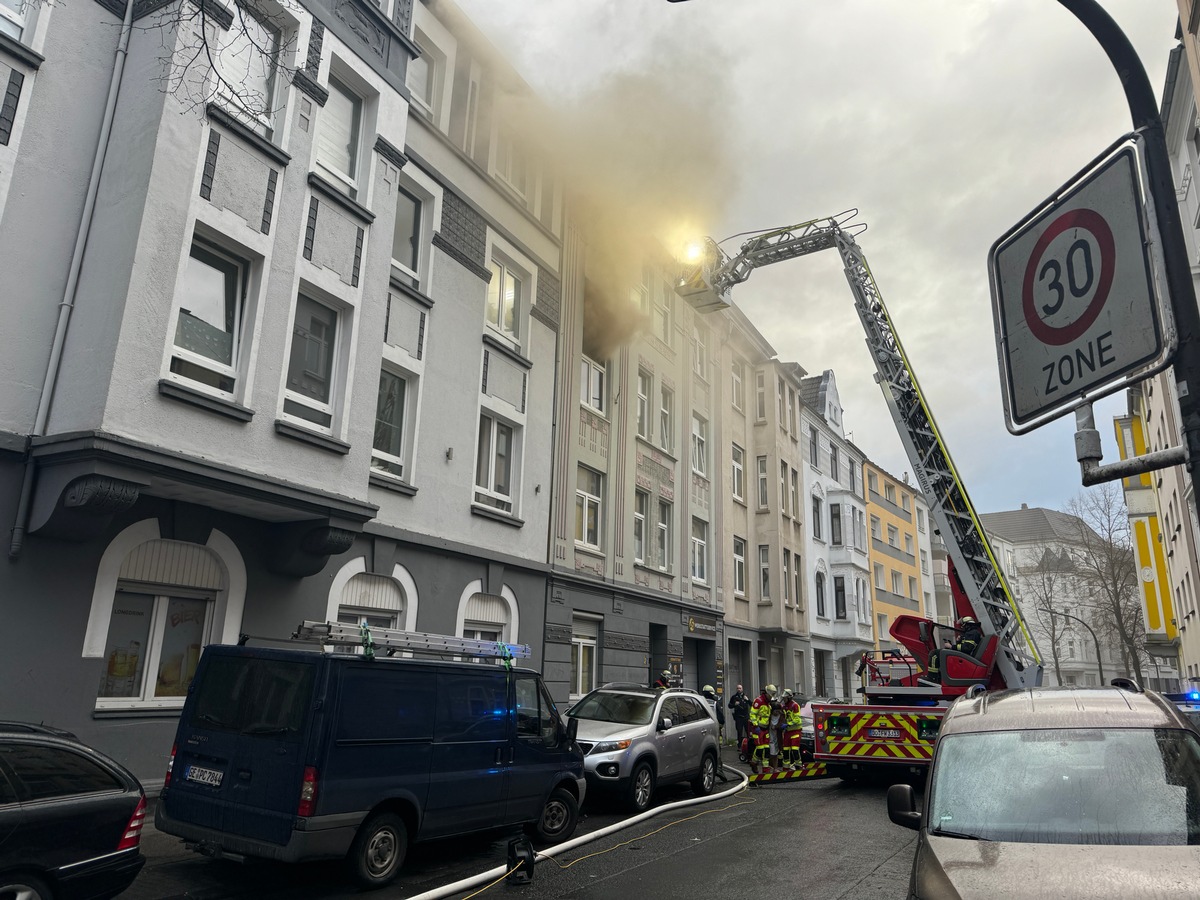 FW-DO: Feuer in Wohnhaus Drei Personen unverletzt über Treppenraum gerettet