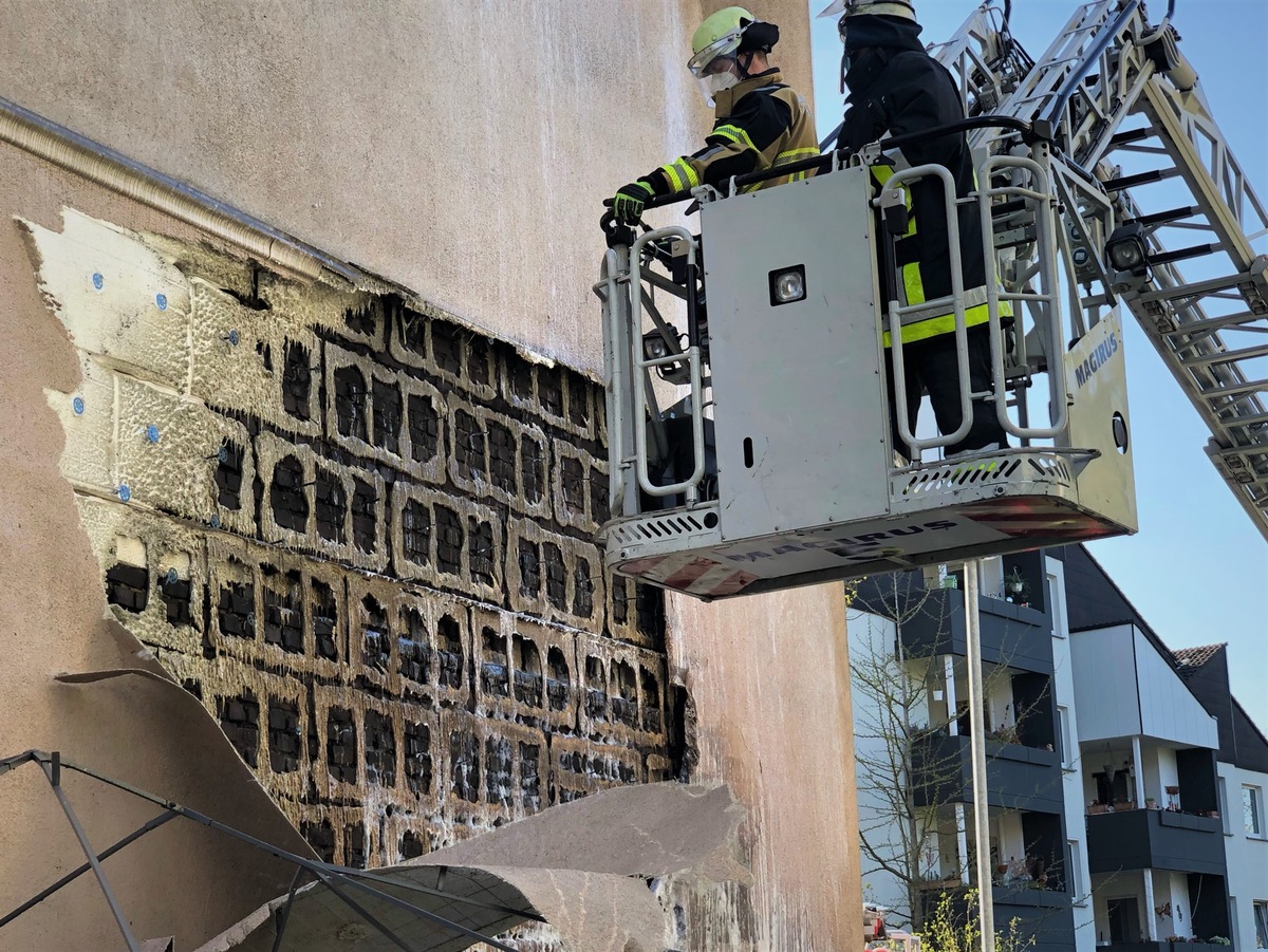 FW-E: Brennt Unrat an Hausfassade - Keine Verletzten.